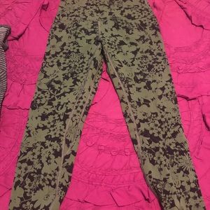 Lulu lemon align crop tights. Size 6. 21 inch